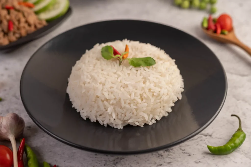 Arroz branco saudável servido em um prato preto redondo