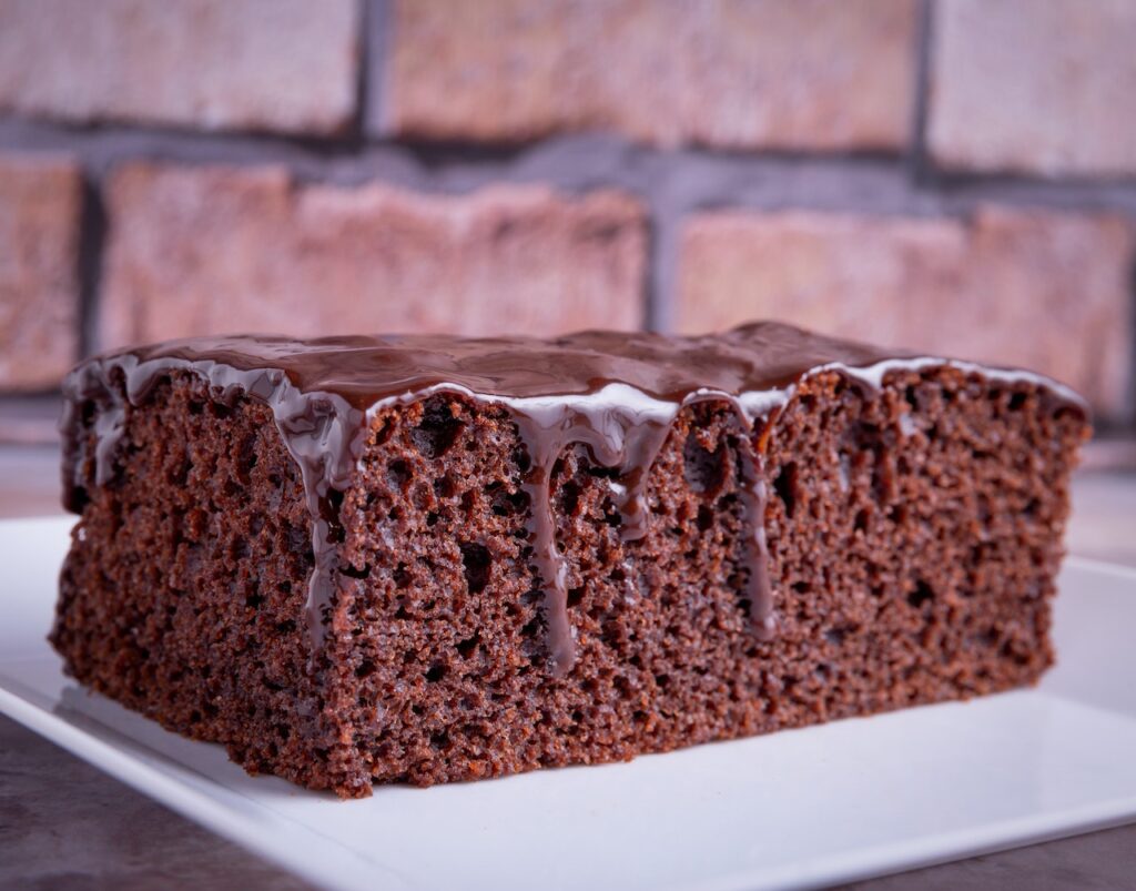 Bolo chocolatudo finalizado com ganache