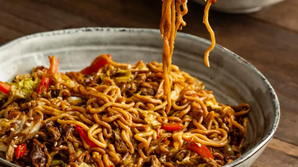 Yakisoba servido em louça de porcenala