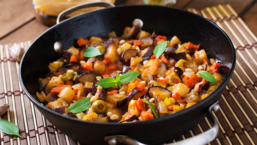 Caponata de berinjela italiana e simples - Casa e Culinaria