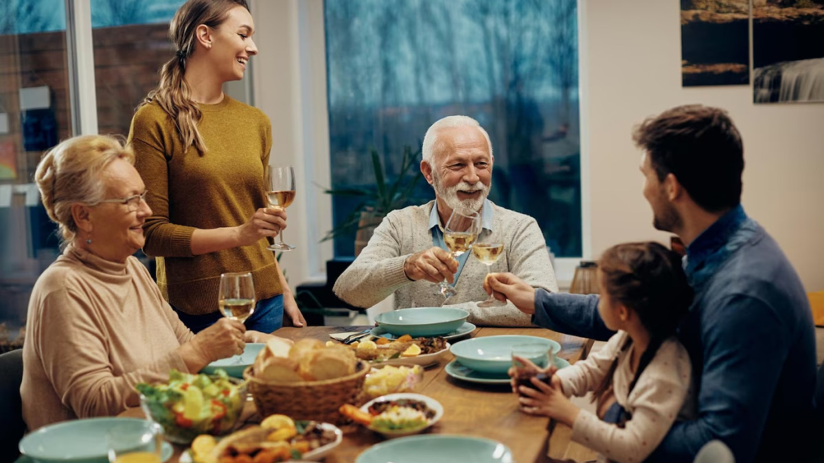 Família reunida na mesa apreciar um cardápio de páscoa