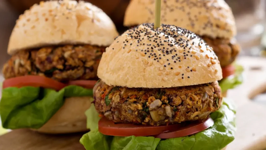 Hambúrguer vegetariano dentro de um pão juntamente com tomate e alface