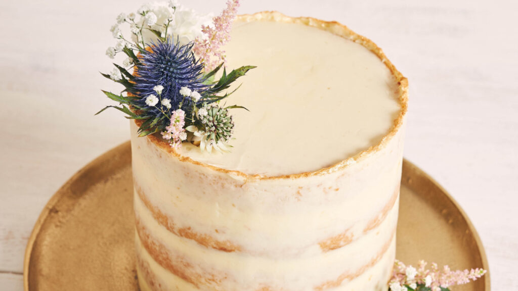 Bolo de aniversário com cobertura de chantilly e recheio de beijinho