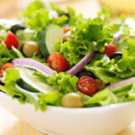 Salada verde com alface, cebola roxa, tomate cereja e pepino