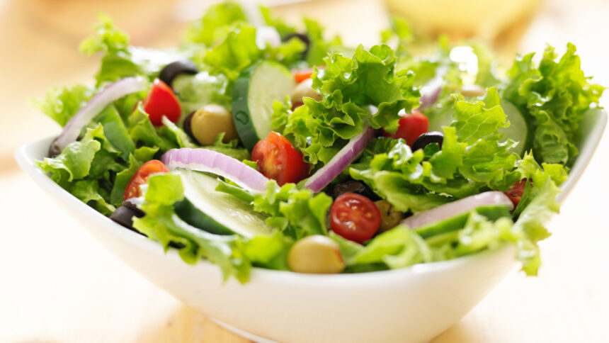 Salada vegetariana colorida