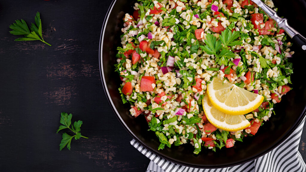 Salada de quinoa vista de cima em travessa preta