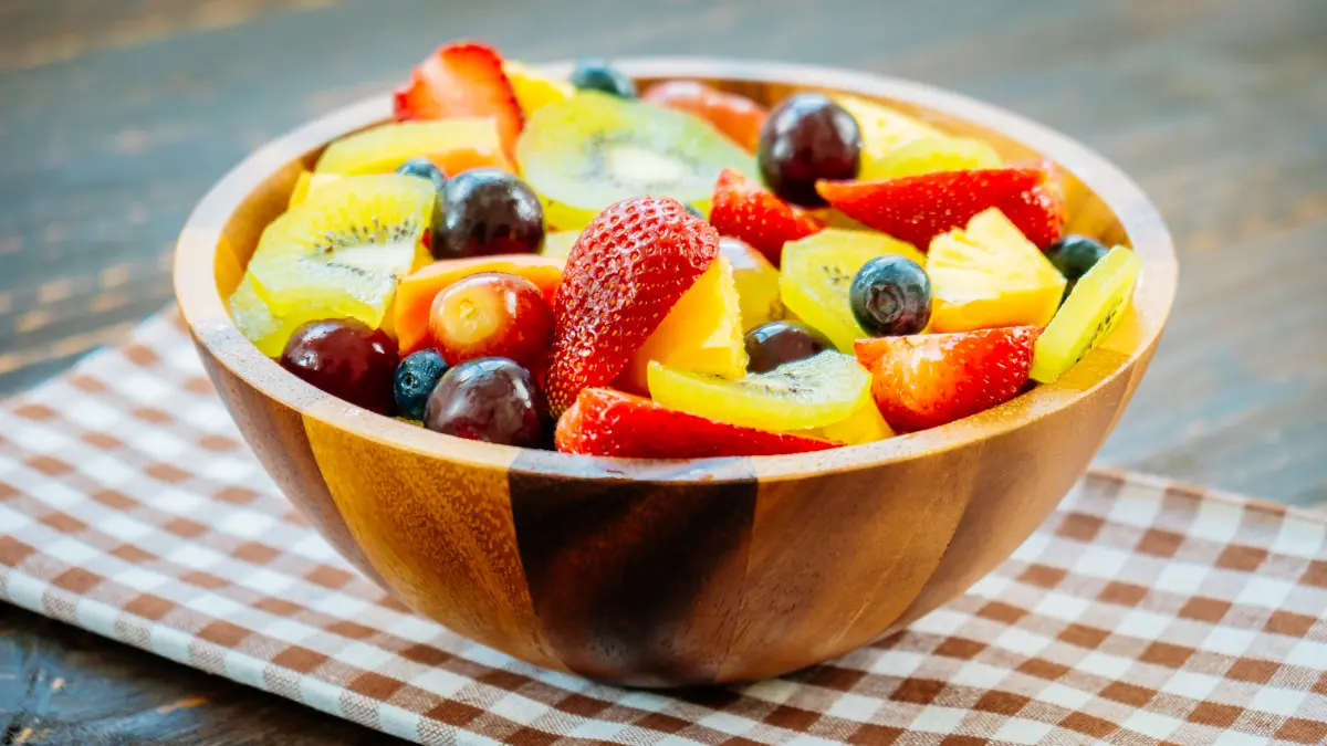 Salada de frutas em bowl redondo em cima de uma toalha xadrez
