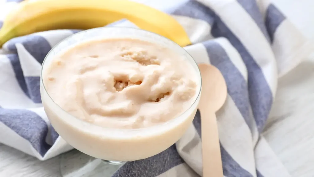 Sorvete de banana servido em taça de vidro