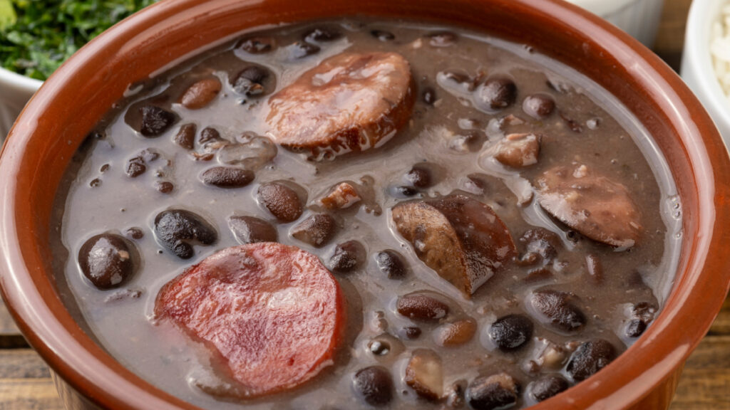 Feijoada servida em uma travessa de barro