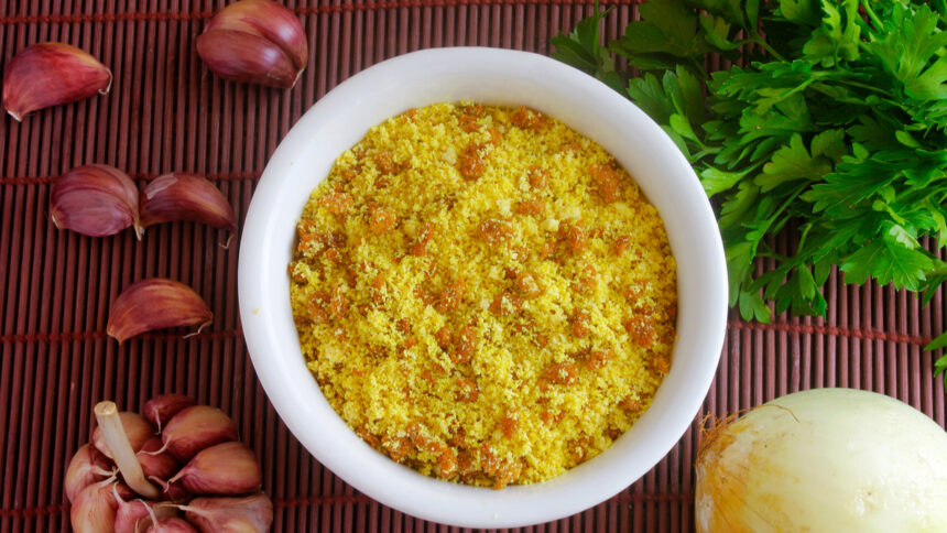 Farofa de manteiga simples e sem bacon para acompanhamento - Casa e ...