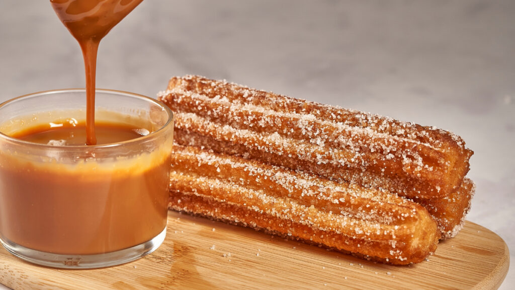 Churros com doce de leite empanado no açúcar e canela