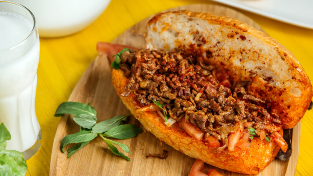 Buraco quente, um sanduíche de pão francês com carne moída