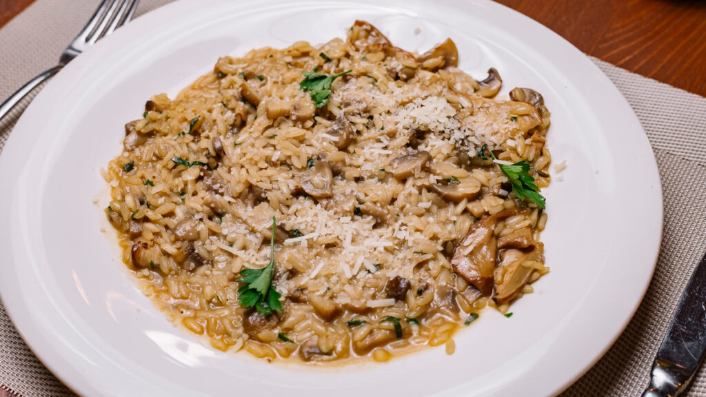 Estrogonofe de cogumelo com risoto e queijo parmesão ralado por cima