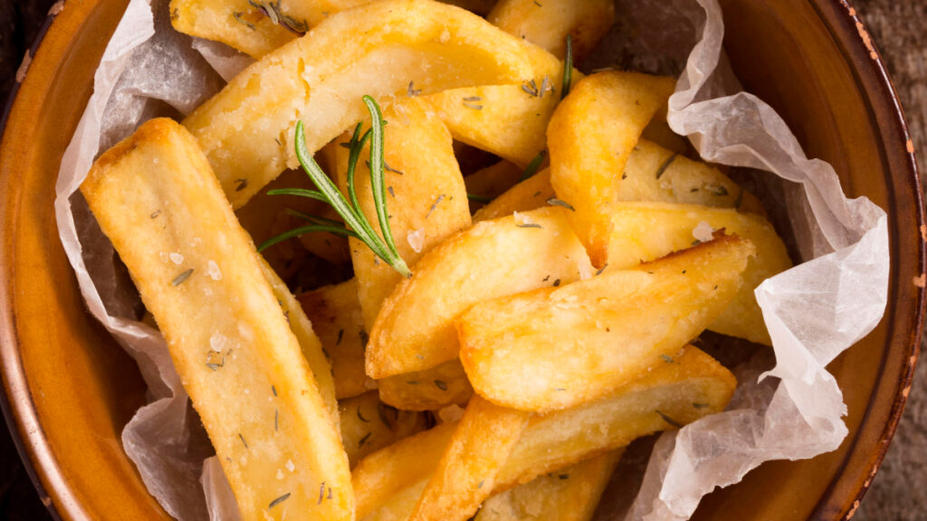 Porção de mandioca frita em recipiente de barro