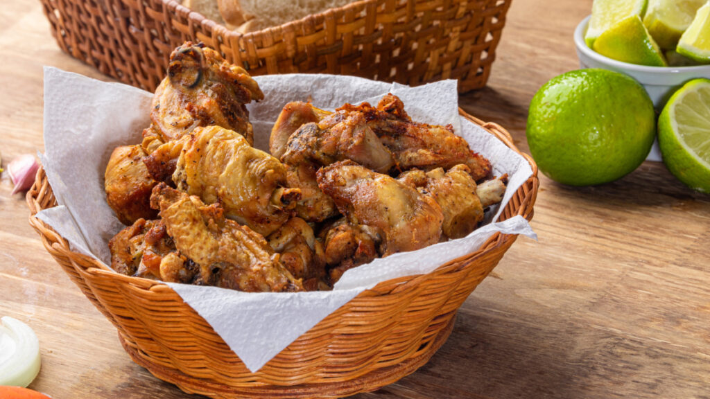 Frango a passarinho servido em cesta entrelaçada com papel manteiga