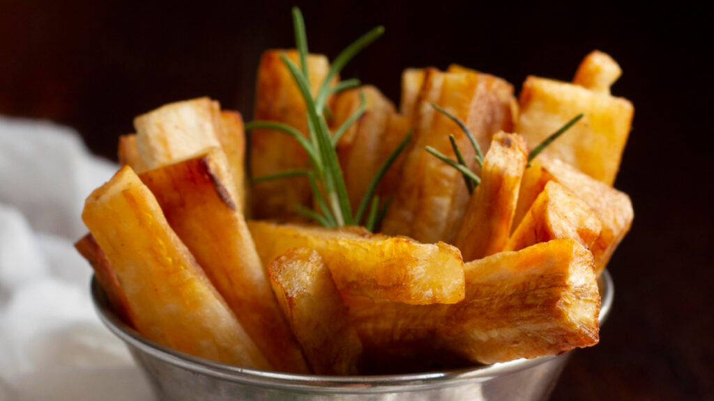 Mandioca na airfryer em recipiente de alumínio