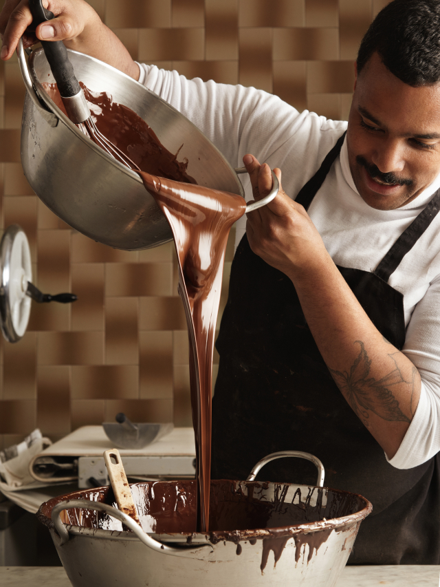 Chef jogando chocolate para preparar petit gateau