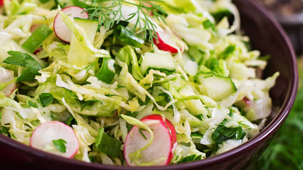 Salada de repolho vista de perto em travessa preta