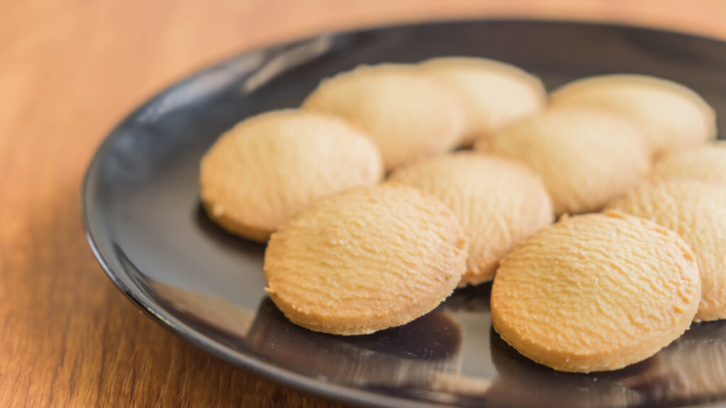 10 unidades de biscoito amanteigado em prato raso preto