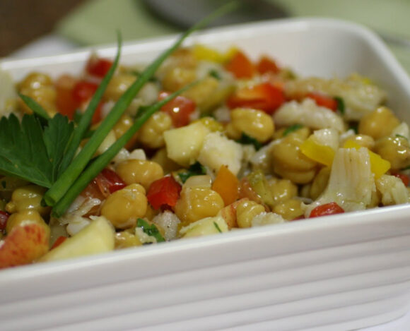 Salada de bacalhau servida em travessa branca