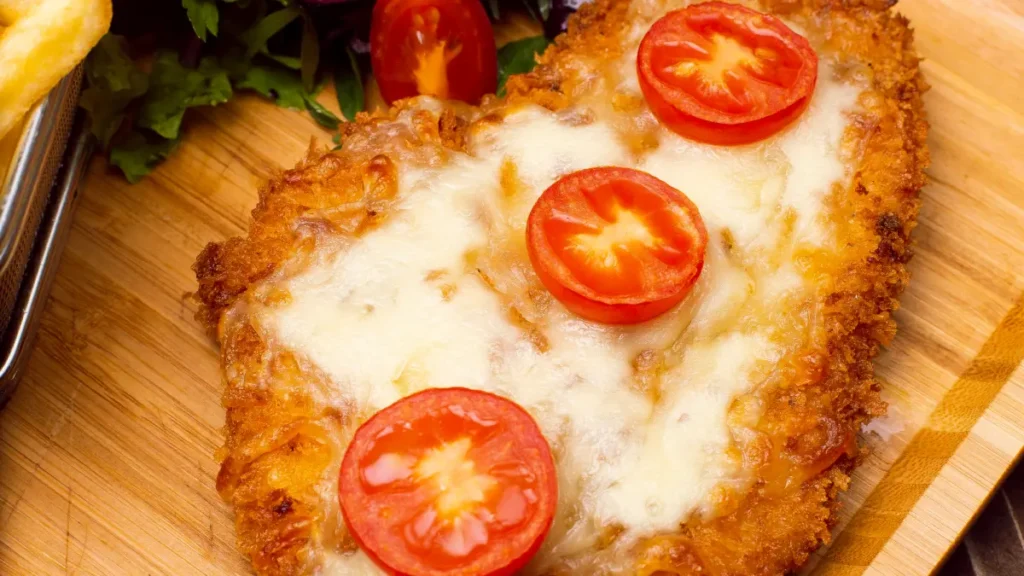 Bife à parmegiana servido em madeira