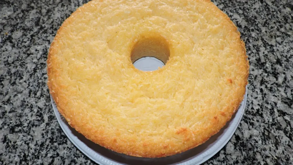 Bolo de mandioca em cima de mesa de granito