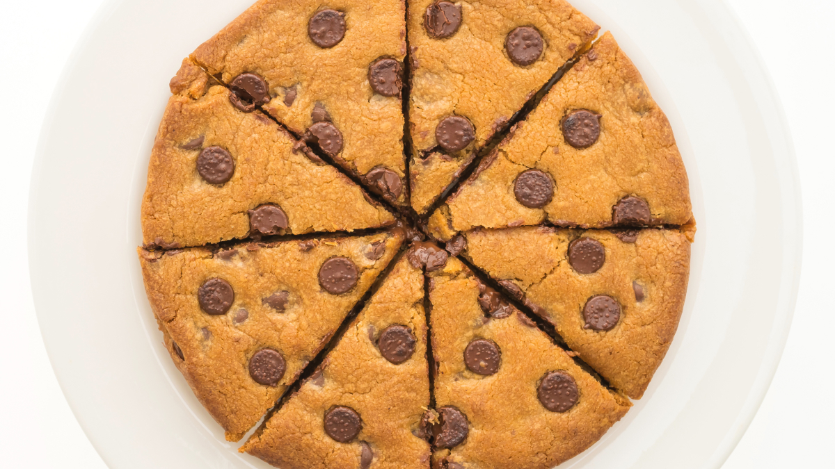 Torta cookie de brigadeiro dividida em 8 fatias vista de cima