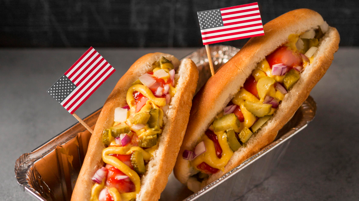 Dois Dog americano com bandeiras dos Estados Unidos espetadas