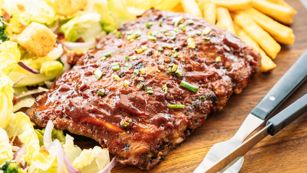 Costela na panela de pressão servida em tábua de madeira