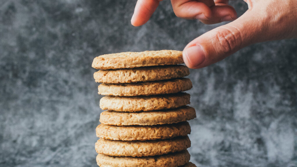 Mão de homem pegando Cookies de aveia e mel