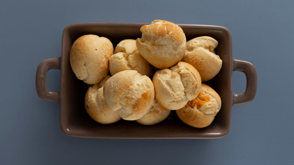 Cesta de pão de queijo de batata doce vista de cima