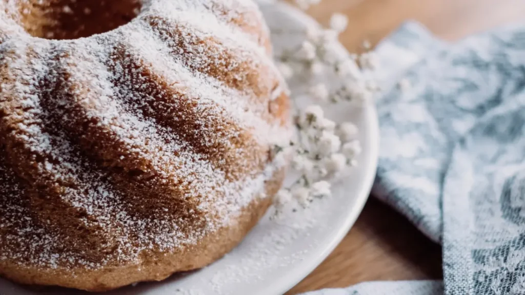 Bolo de batata doce com coco polvilhado por cima