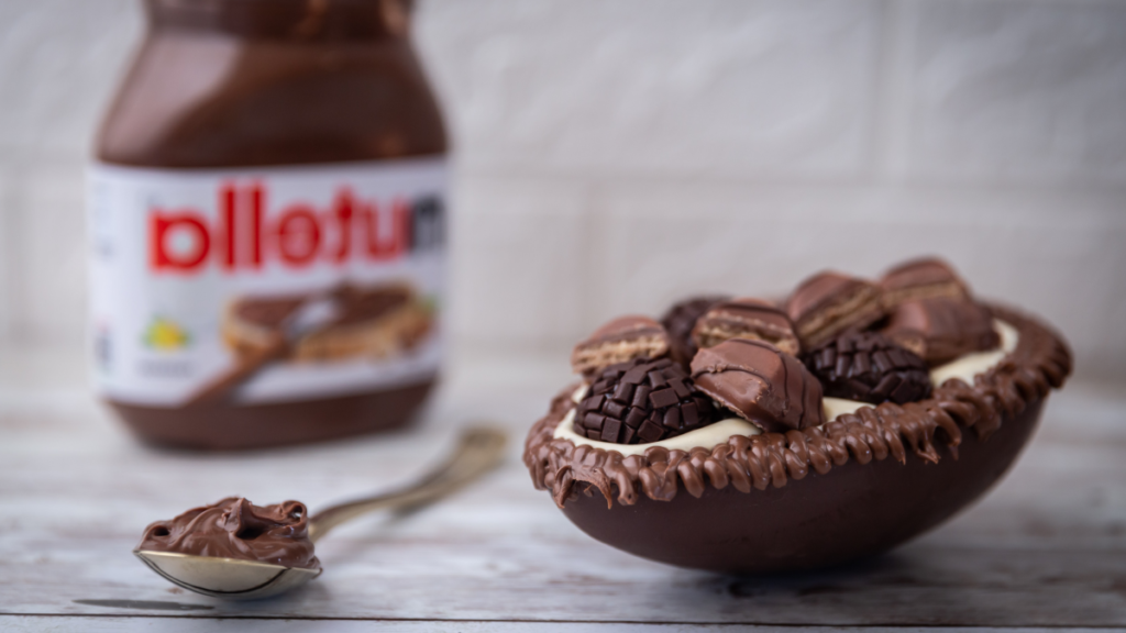 Ovo de páscoa recheado com nutella, brigadeiro e chocolates