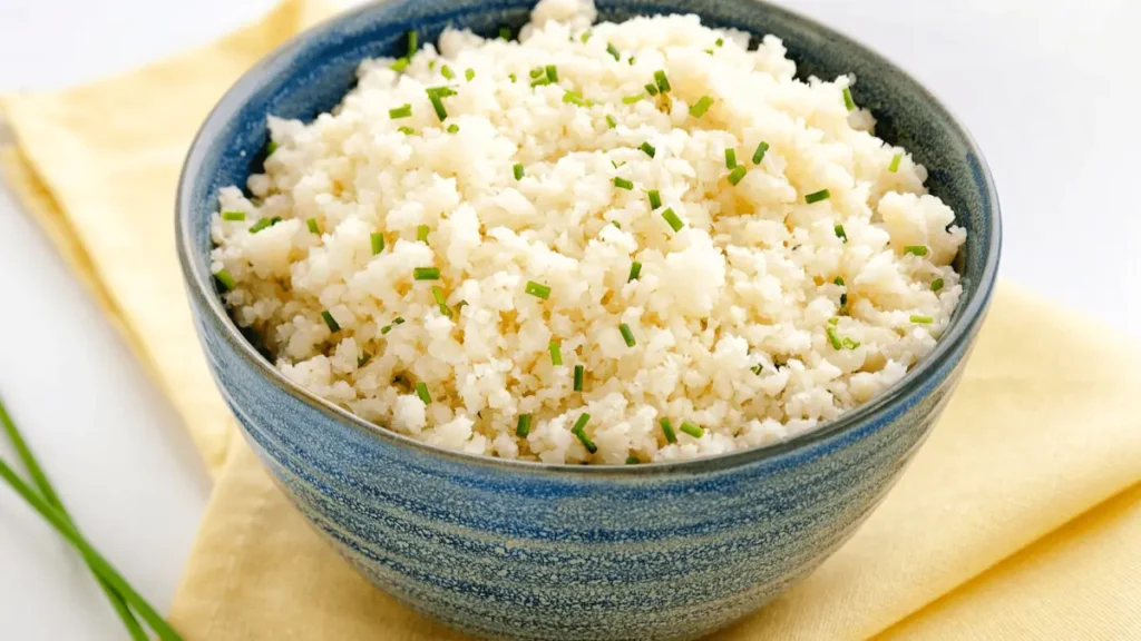 Arroz de couve flor em travessa de cerâmica azul