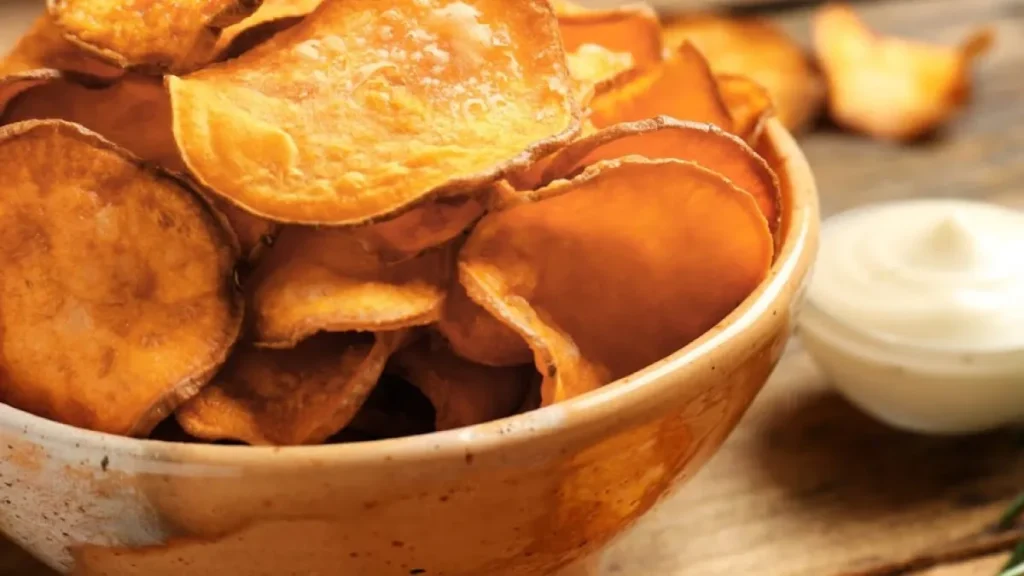 Batata doce na airfryer servida em travessa de cerâmica vista de perto