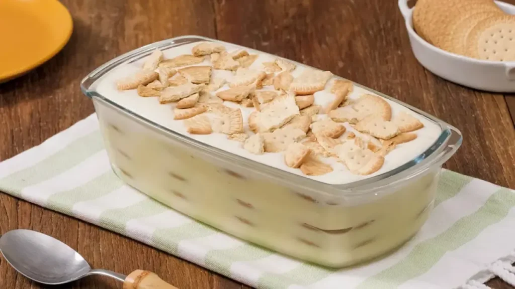 Torta de bolacha em travessa de vidro transparente com camadas de creme e de bolacha maria