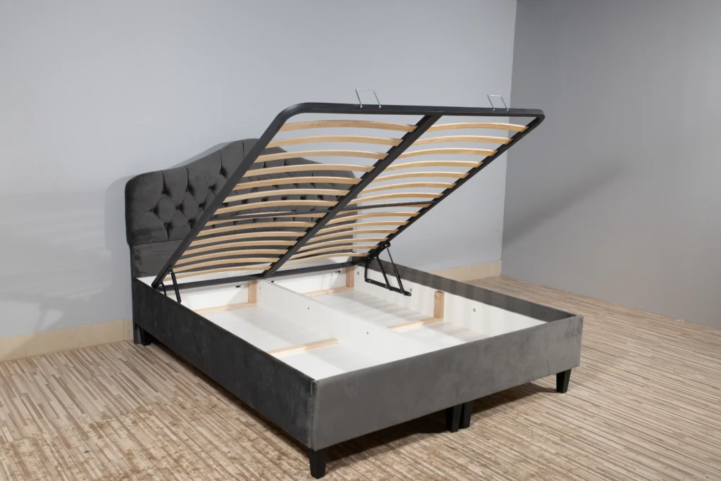 cama com base tipo bau, com espaço para armazenamento de objetos na parte de baixo