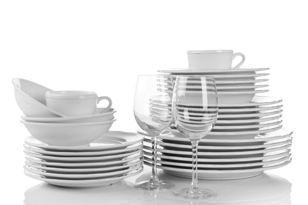Pratos, xícaras e copos para mesa posta