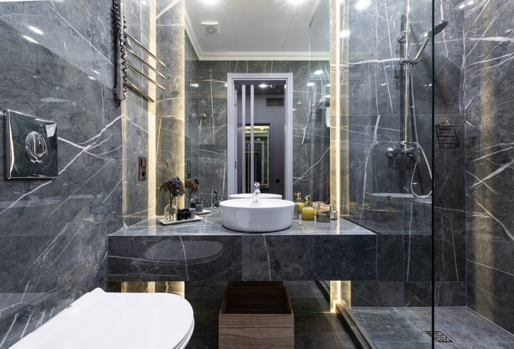 Revestimento marmorizado preto em destaque no banheiro