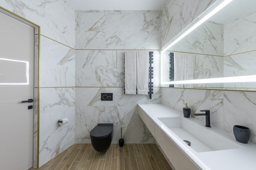 espelho iluminado em banheiro moderno