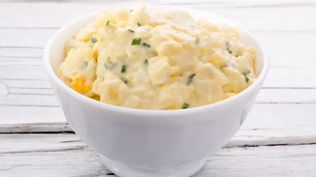 Salada de batata em bowl de vidro branco