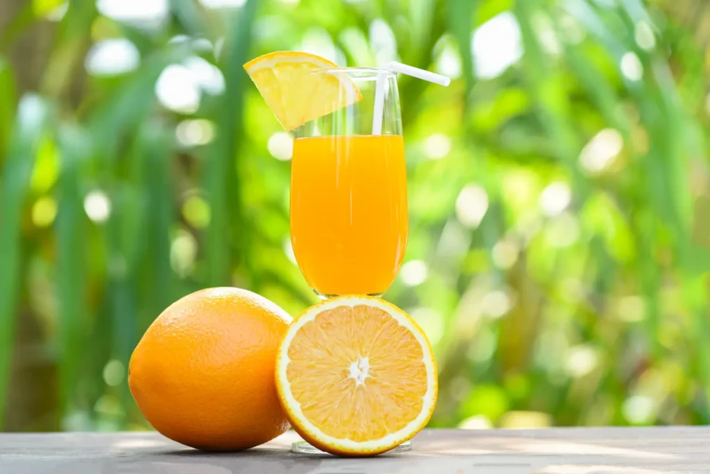 Suco de laranja no copo de vidro
