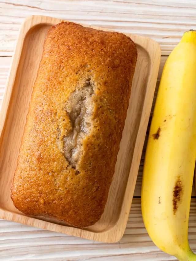 Capa bolo de banana com banana ao lado visto de cima