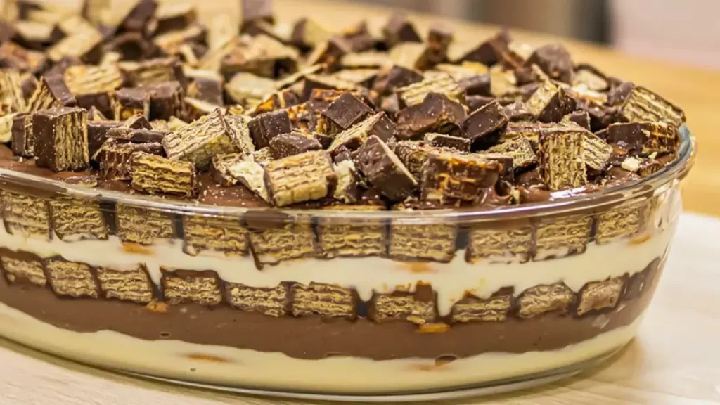 Torta de bis em camadas em travessa de vidro