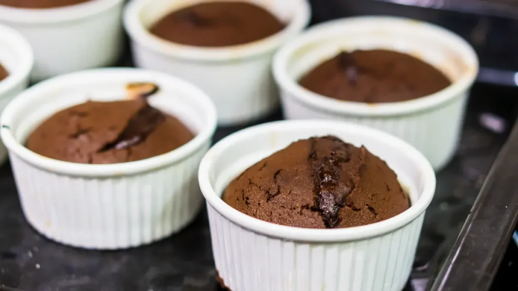 Suflê de chocolate em pote de vidro branco em forma de alumínio