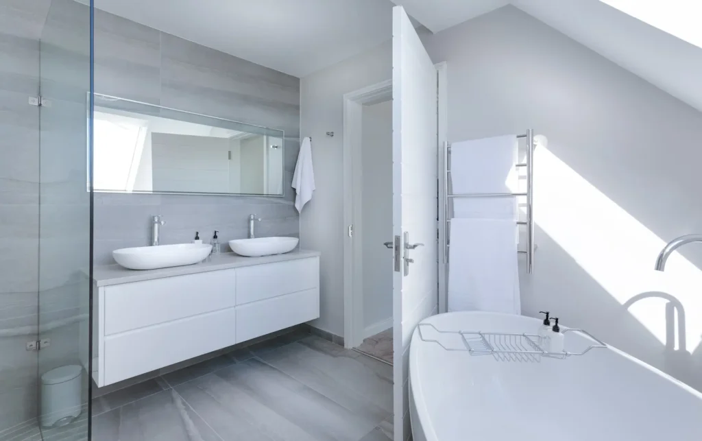 Banheiro clean em tons de branco e marmorizado discreto