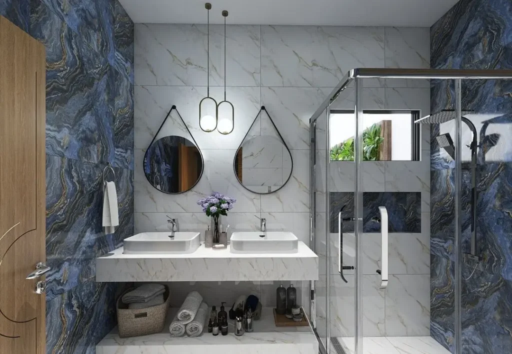 Banheiro com revestimentos marcantes estilo marmorizado em tons de azul e branco 