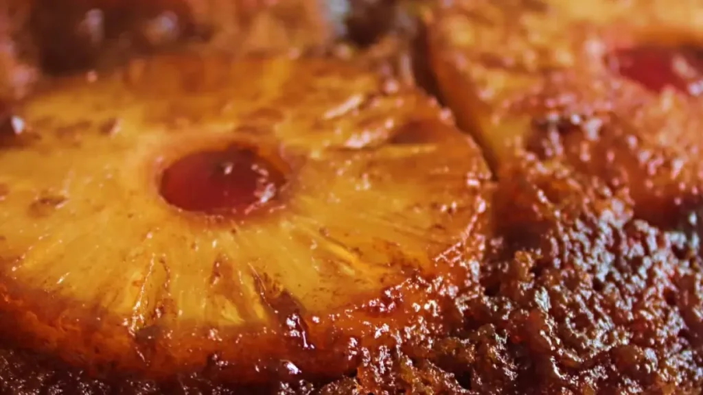 Torta de abacaxi vista de perto com rodela de abacaxi por cima