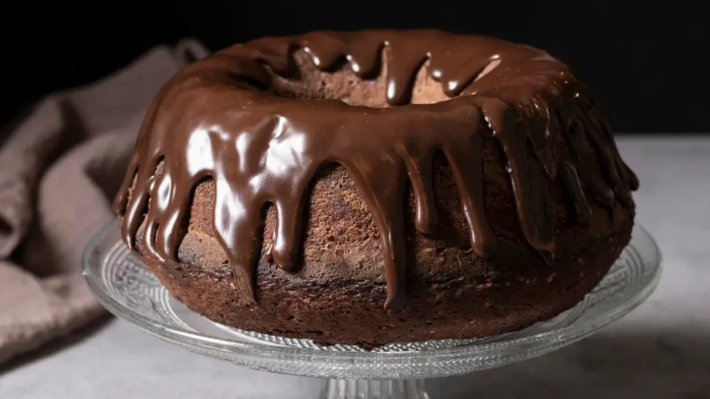 Cobertura de chocolate para bolo em cima de bolo fofo redondo com furo no meio