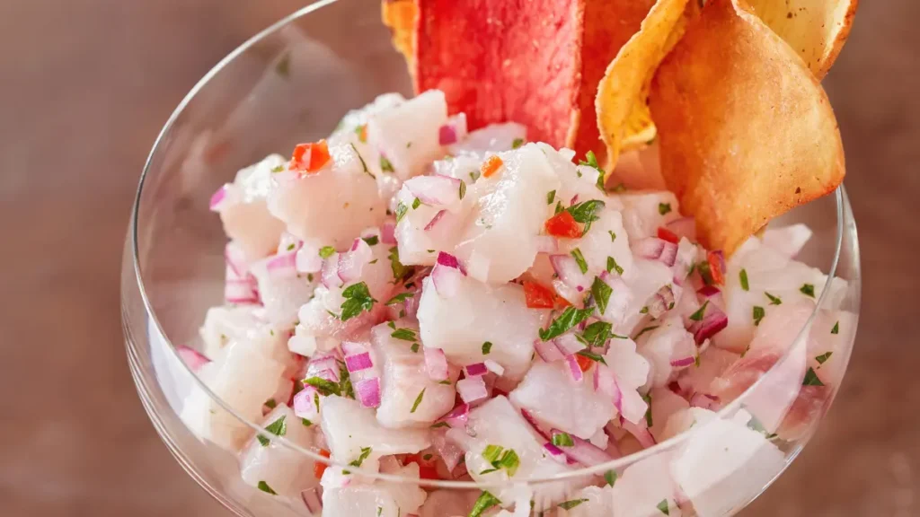 Ceviche de tilápia servido em taça de cristal